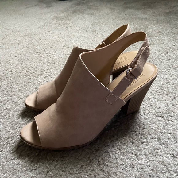 🎉HOST PICK🎉 Naturalizer Slingback Peep-toe Block Heels - Picture 1 of 1